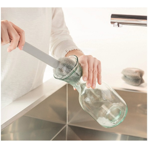 Dish brush in the group at Campmarket (73828)