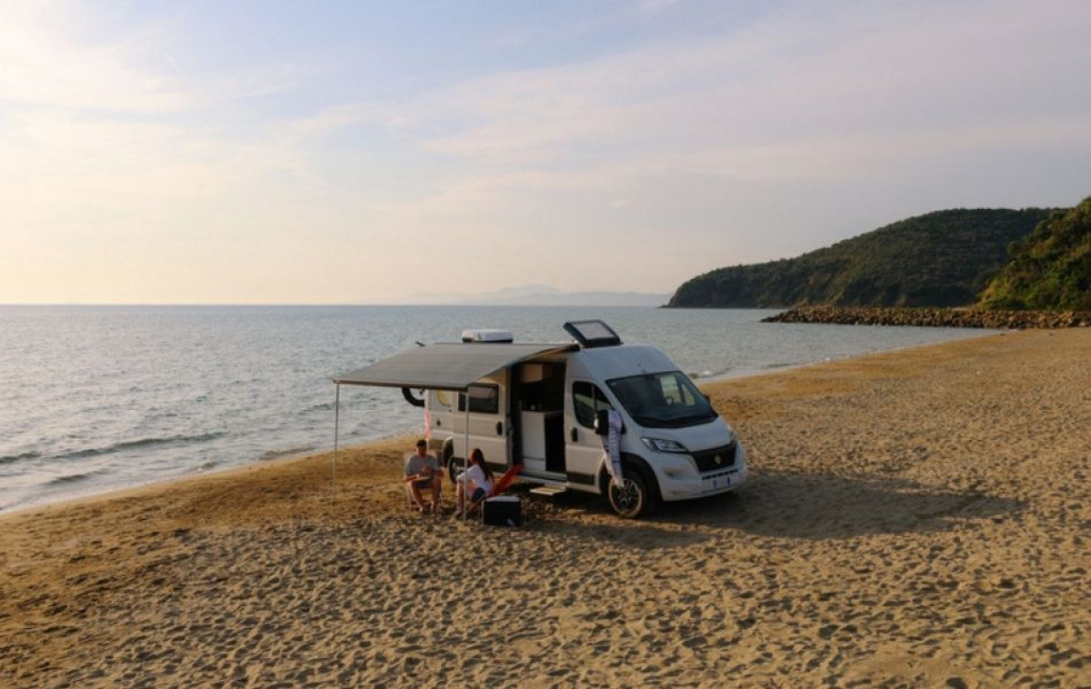 IndelB Ceiling-Mounted AC Plein-Aircon 12V 1200W in the group Caravan & Motorhome / Heat, Cold & Ventilation / AC / Ceiling-mounted Air Conditioning at Campmarket (81009)