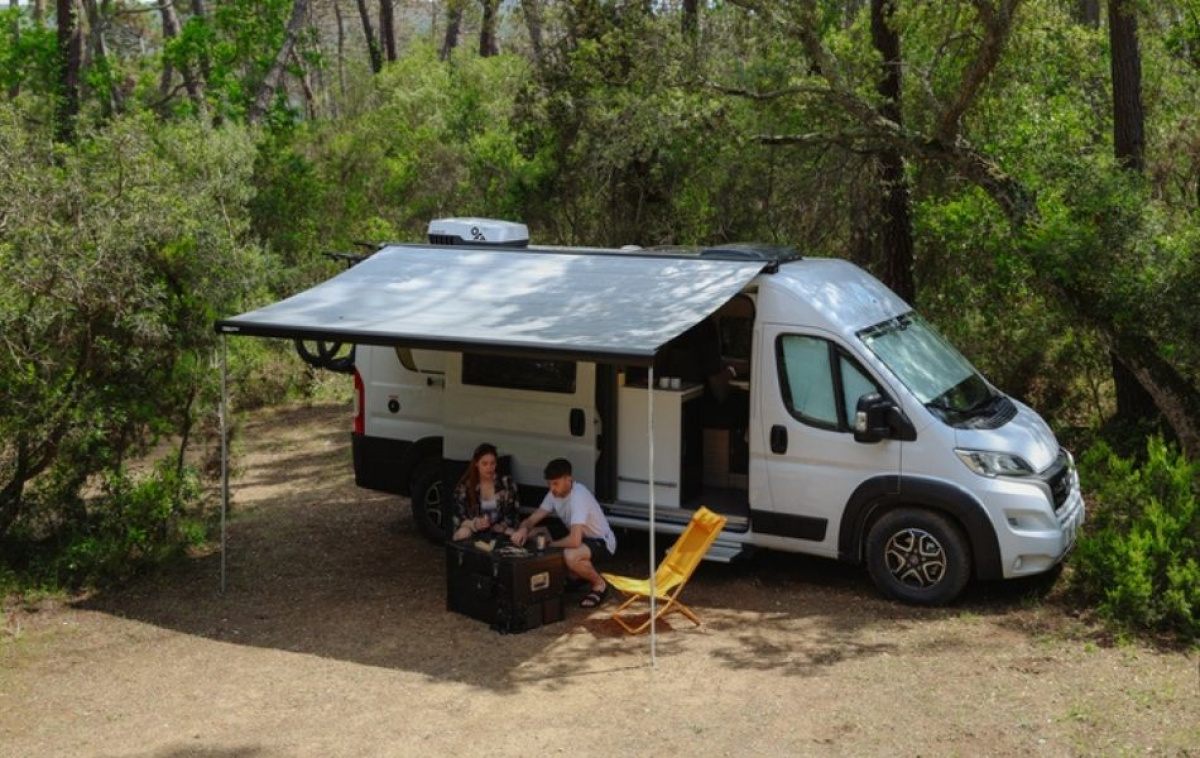 IndelB Ceiling-Mounted AC Plein-Aircon 12V 1200W in the group Caravan & Motorhome / Heat, Cold & Ventilation / AC / Ceiling-mounted Air Conditioning at Campmarket (81009)